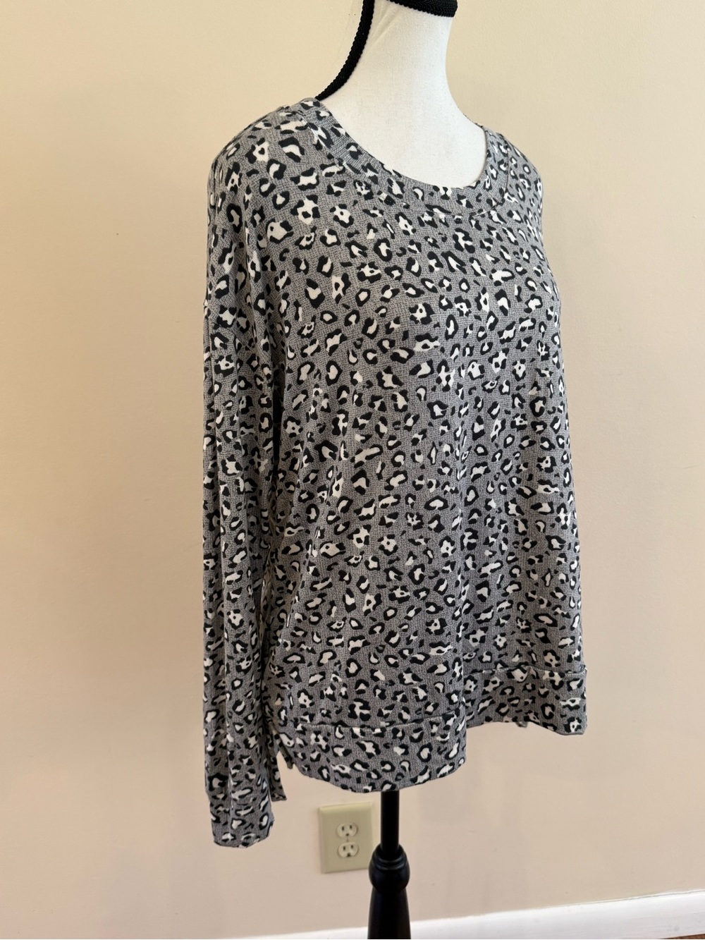 Sweet treasures - Soft Gray Leopard-Print Long Sleeve Top size medium - Picture 4 of 5
